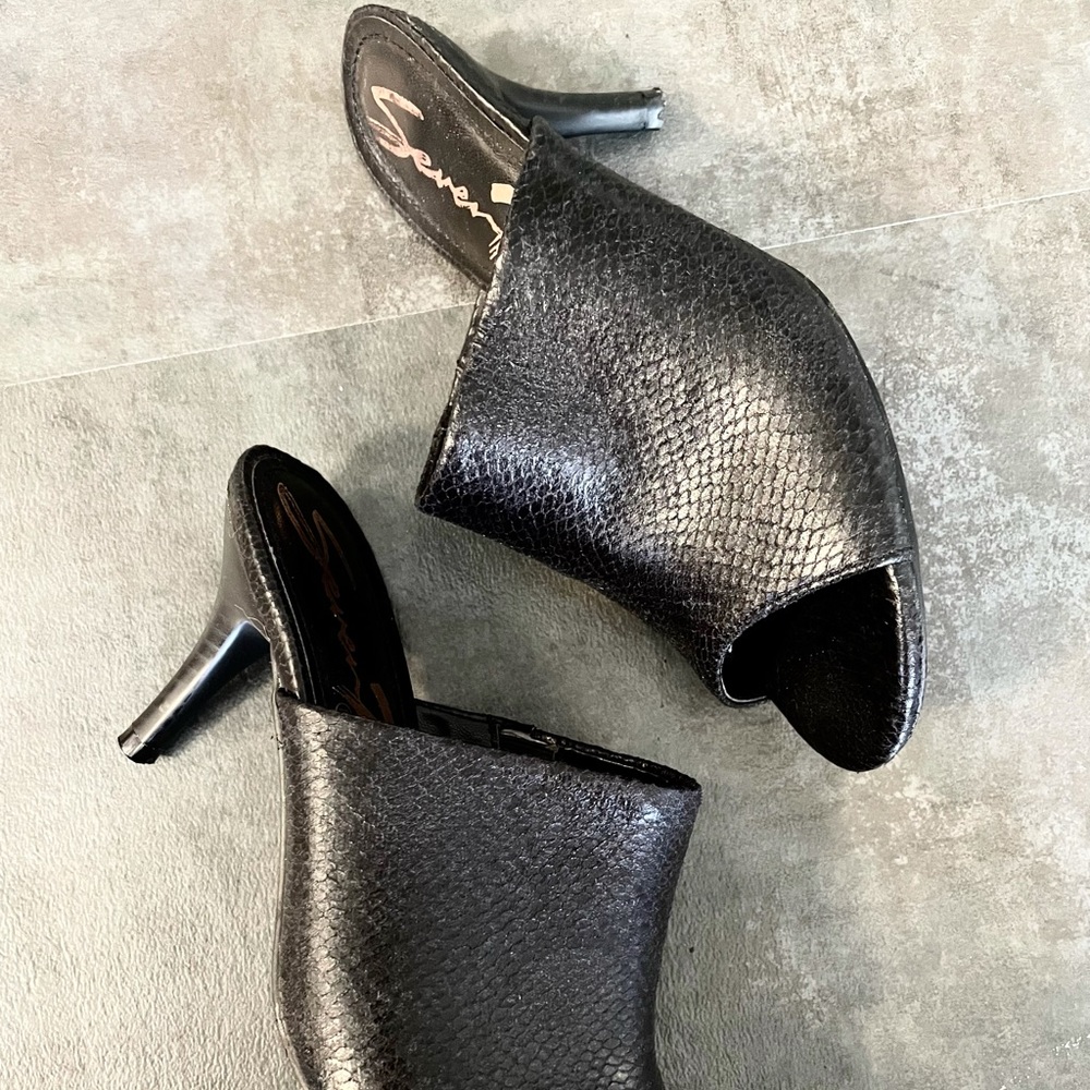 Seven7 Heels. Snakeskin design. Size 8